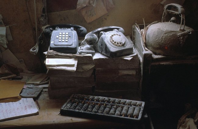 The set portrays the life of poor workers in Hong Kong in the 1990s Picture 6