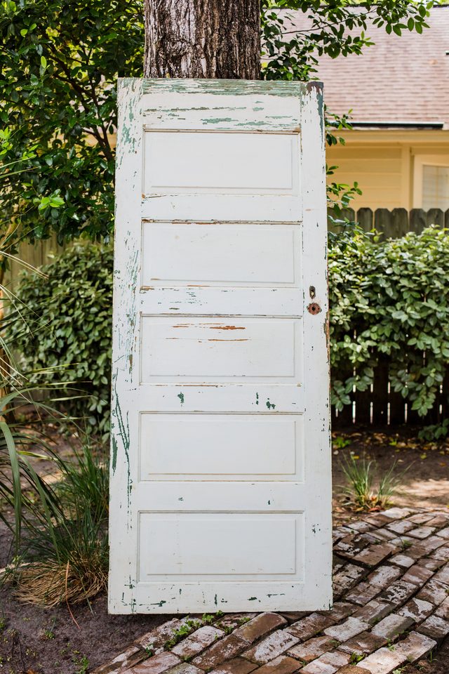 The simple way to take advantage of the old door as a coffee table Picture 2