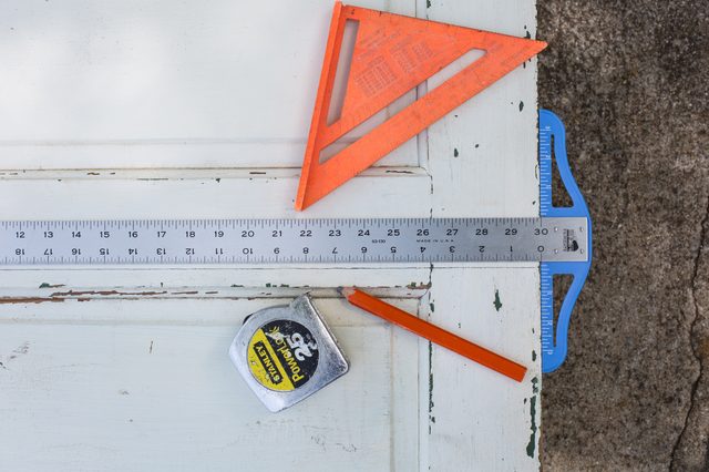 The simple way to take advantage of the old door as a coffee table Picture 3