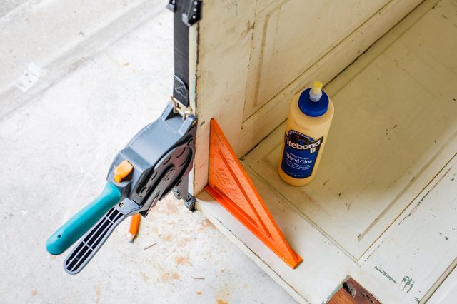The simple way to take advantage of the old door as a coffee table Picture 6