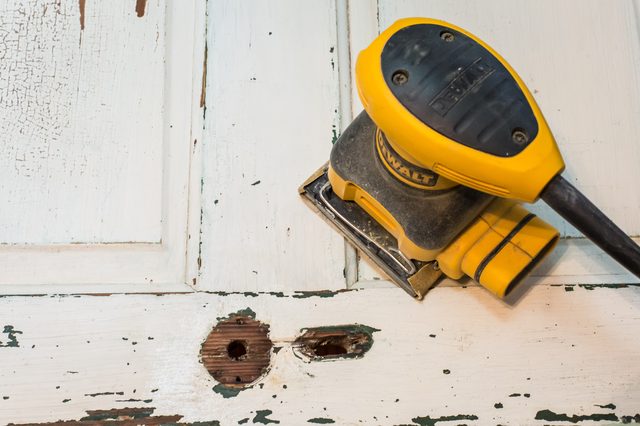 The simple way to take advantage of the old door as a coffee table Picture 8