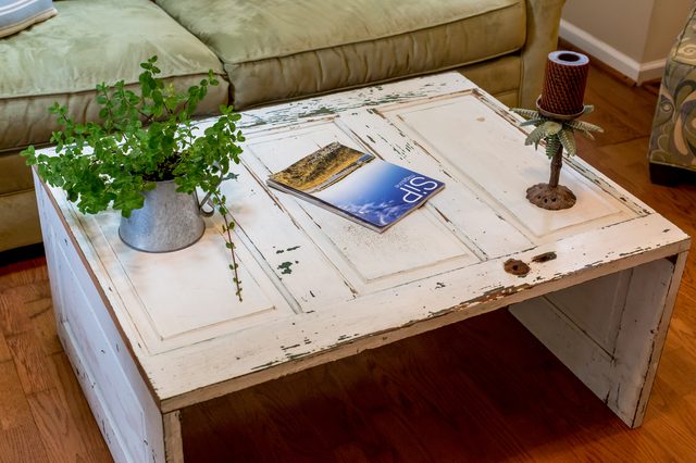 The simple way to take advantage of the old door as a coffee table Picture 9