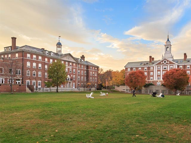 The story of Chris Hughes, who makes money, helps Mark Zuckerberg create Facebook Picture 10