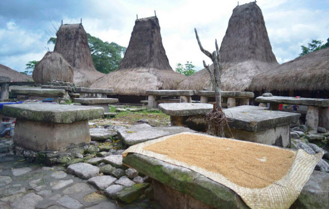 The strange island values ​​the dead more than the living Picture 6