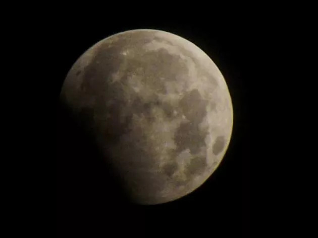 The strange object appeared in the picture of the lunar eclipse in Hanoi Picture 8