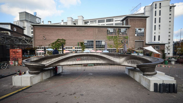 The world's first steel bridge was created with 3D printing technology, equipped with smart sensors Picture 4