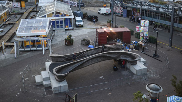 The world's first steel bridge was created with 3D printing technology, equipped with smart sensors Picture 6