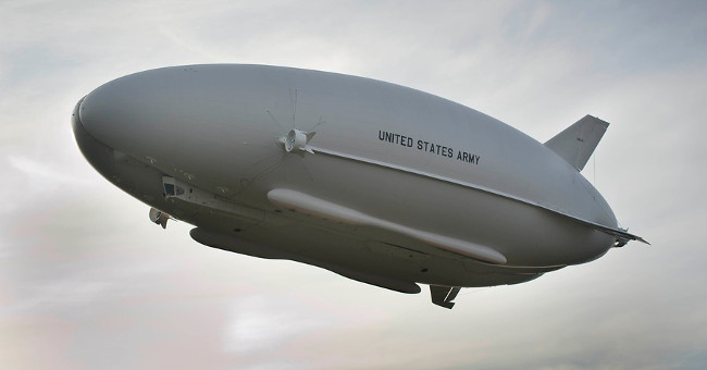 The world's largest aircraft reaches an altitude of nearly 1,200 m Picture 1