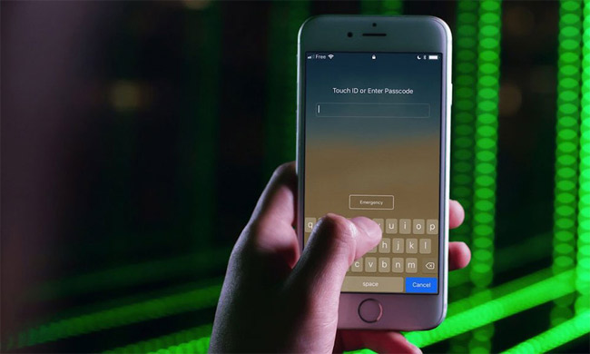 This is why you should set your iPhone's custom alphanumeric password 'immediately and always'. Picture 6