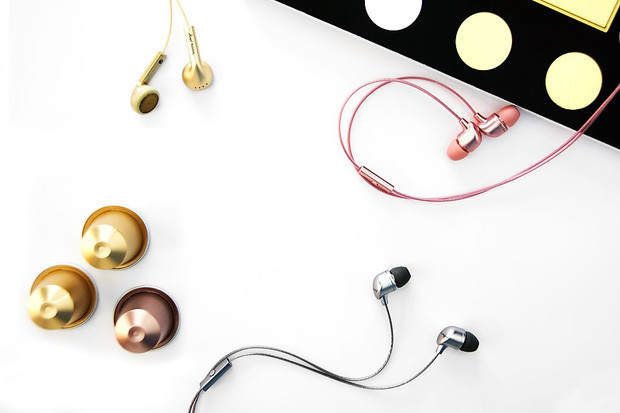 To protect the hearing, clean the earpiece Picture 1