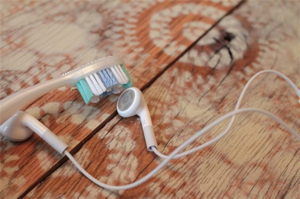 To protect the hearing, clean the earpiece Picture 2