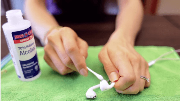 To protect the hearing, clean the earpiece Picture 3