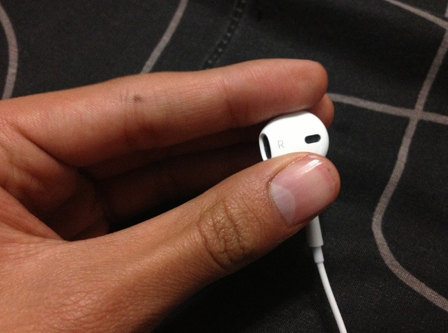 To protect the hearing, clean the earpiece Picture 5