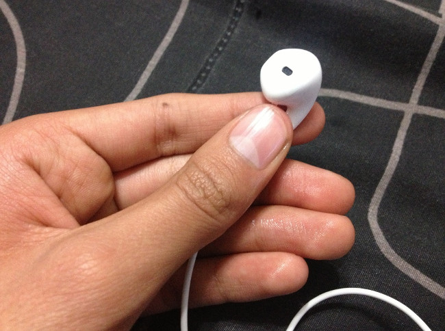 To protect the hearing, clean the earpiece Picture 7