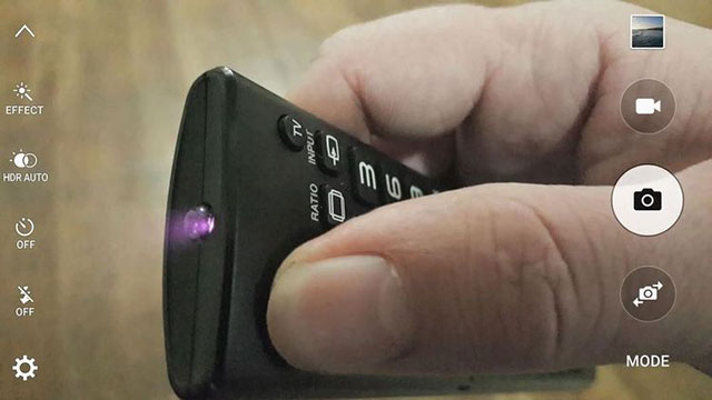 To use the phone camera to check the remote controller's battery Picture 2