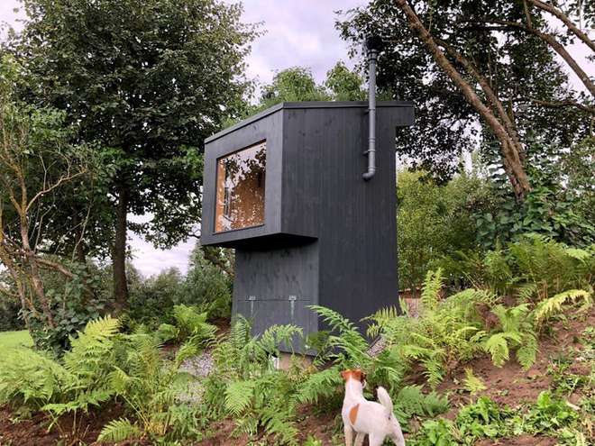 Toilets cost 3,300 USD: Use stool to grow flowers on the roof, then guide the floral scent to the person sitting inside to smell Picture 1