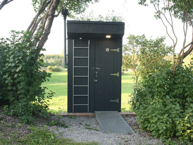 Toilets cost 3,300 USD: Use stool to grow flowers on the roof, then guide the floral scent to the person sitting inside to smell Picture 10