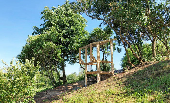 Toilets cost 3,300 USD: Use stool to grow flowers on the roof, then guide the floral scent to the person sitting inside to smell Picture 3