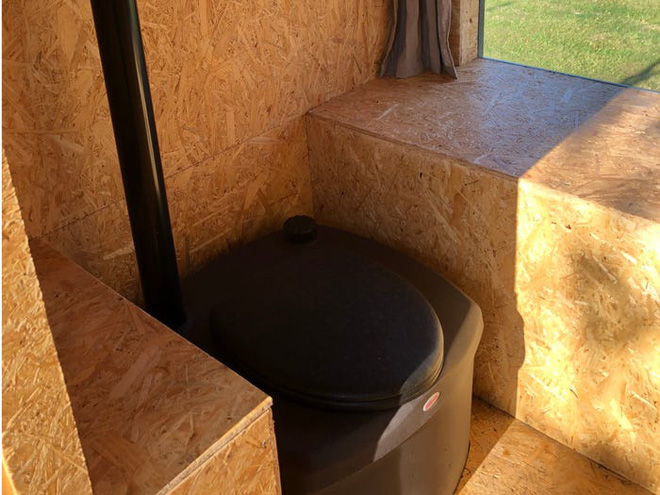 Toilets cost 3,300 USD: Use stool to grow flowers on the roof, then guide the floral scent to the person sitting inside to smell Picture 5
