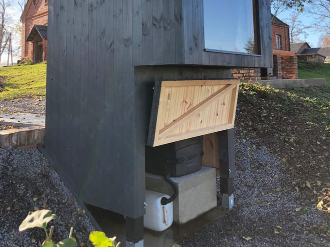 Toilets cost 3,300 USD: Use stool to grow flowers on the roof, then guide the floral scent to the person sitting inside to smell Picture 7