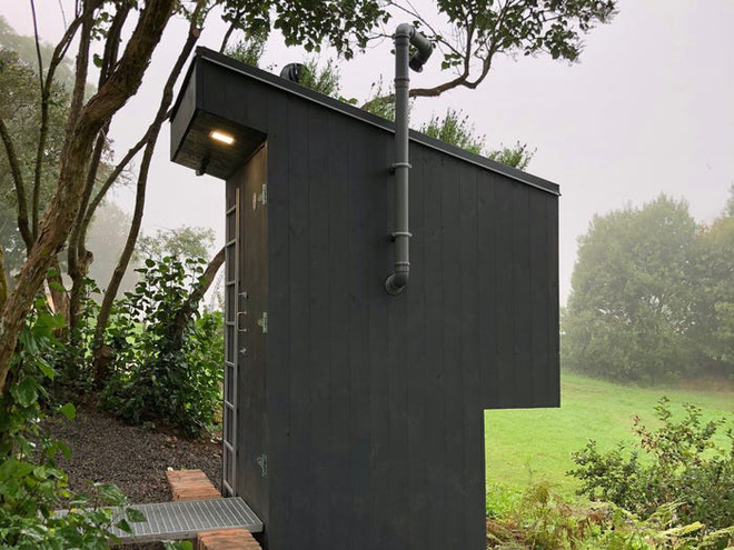 Toilets cost 3,300 USD: Use stool to grow flowers on the roof, then guide the floral scent to the person sitting inside to smell Picture 9