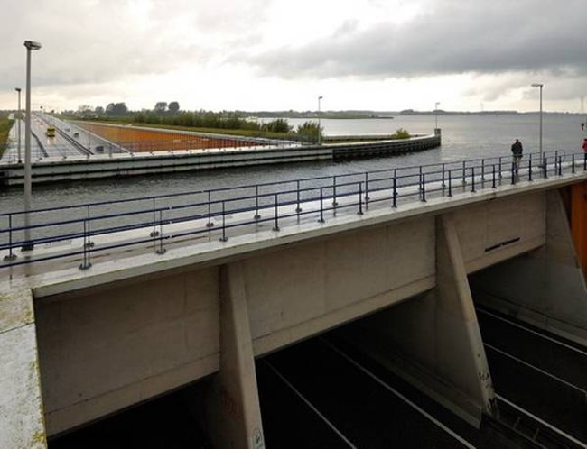 Top 10 most 'exotic' and 'unique' water bridges in the world Picture 10