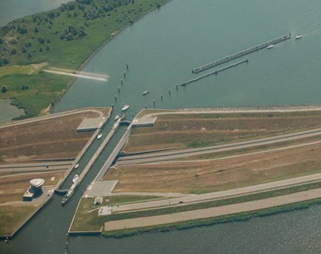 Top 10 most 'exotic' and 'unique' water bridges in the world Picture 12