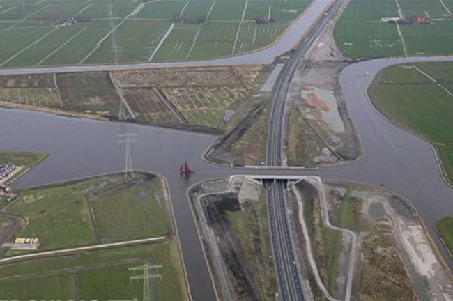 Top 10 most 'exotic' and 'unique' water bridges in the world Picture 15