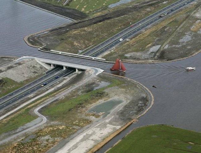 Top 10 most 'exotic' and 'unique' water bridges in the world Picture 16