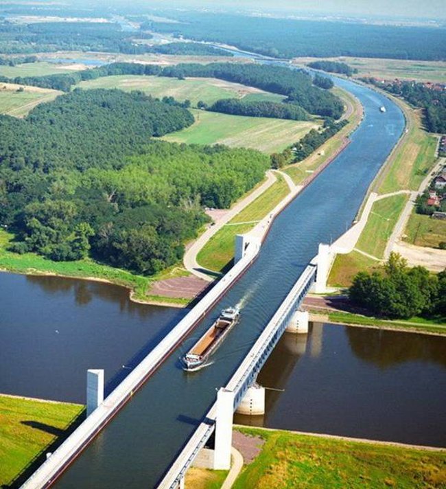 Top 10 most 'exotic' and 'unique' water bridges in the world Picture 4