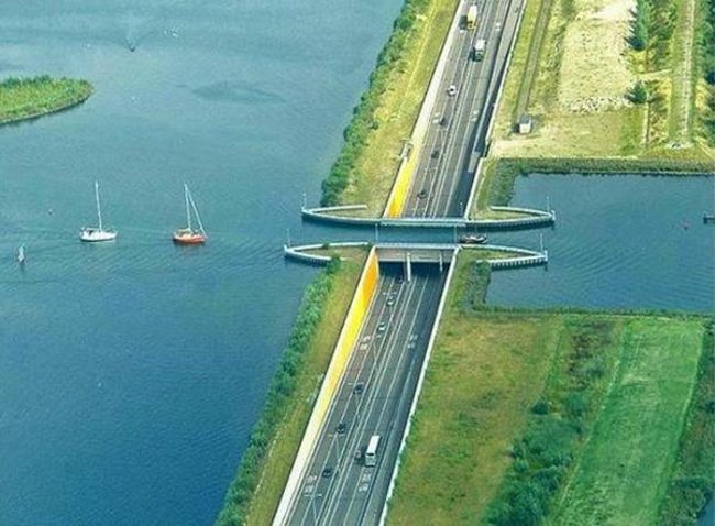 Top 10 most 'exotic' and 'unique' water bridges in the world Picture 9