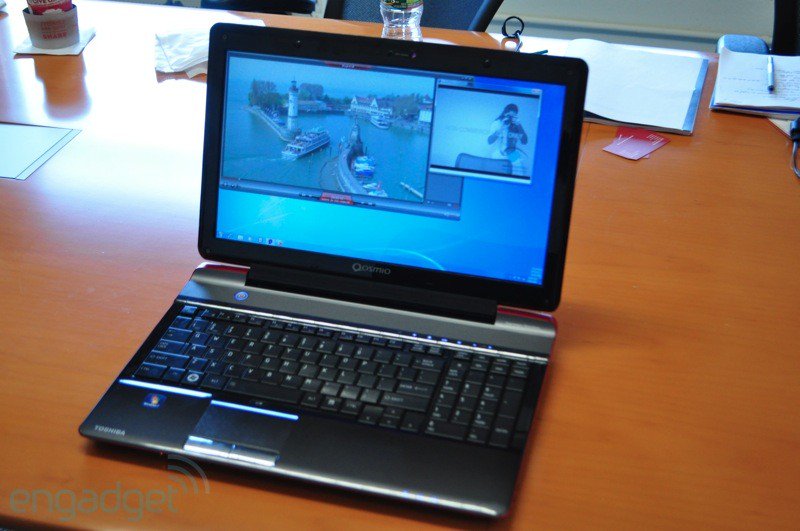 Toshiba displays 3D Laptop without glasses Picture 2