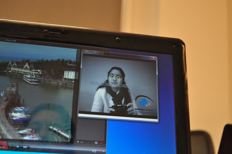 Toshiba displays 3D Laptop without glasses Picture 4