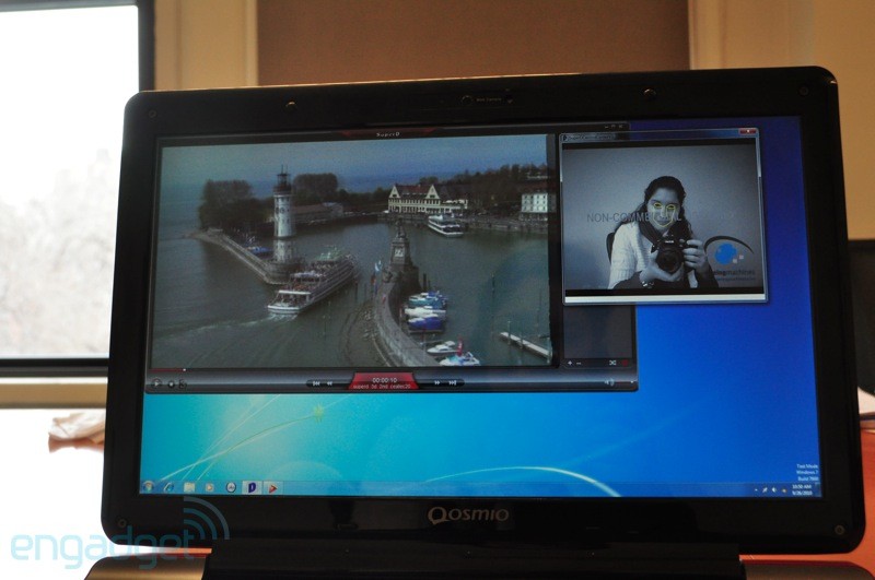 Toshiba displays 3D Laptop without glasses Picture 7