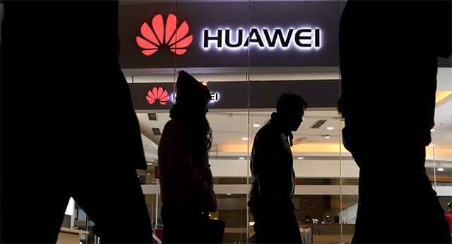 US President Donald Trump considered banning Huawei and ZTE products Picture 2
