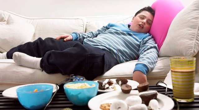 Using a smartphone before bed can make your child obese Picture 1