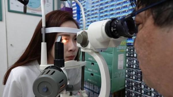 Using the phone at maximum screen brightness for 2 years, the girl suffered a 500 hole hole in the cornea Picture 1