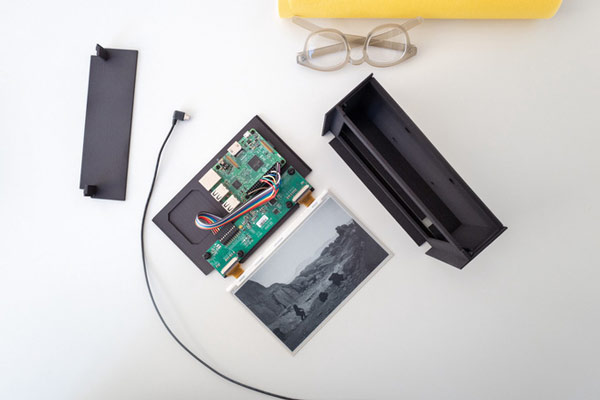 Very Slow Movie Player- a strange device that displays 24 pictures / hour turns a 2 hour movie 17 minutes into 8220 hours Picture 3