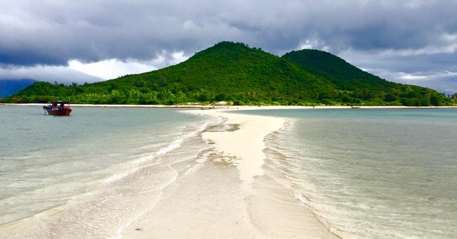 Visit Diep Son island to discover the most unique undersea road in Vietnam Picture 2