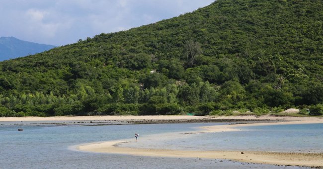 Visit Diep Son island to discover the most unique undersea road in Vietnam Picture 3