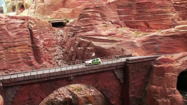 Visit the world's largest model from within with Google's miniature Street View Picture 14