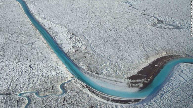 Warm sea currents beneath the Arctic ice are 'melting' the thick layer of ice, which can cause sea levels to rise by a meter Picture 1