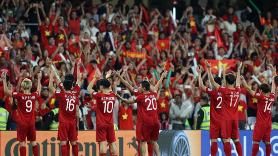 Watch live at the reception of Vietnam Team from the airport back after Asian Cup Picture 1