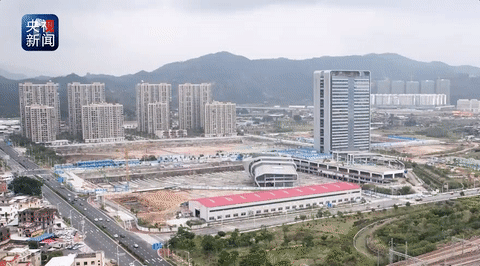 Watch out for Chinese people moving the 30,000-ton bus stop to make way for the new train Picture 1