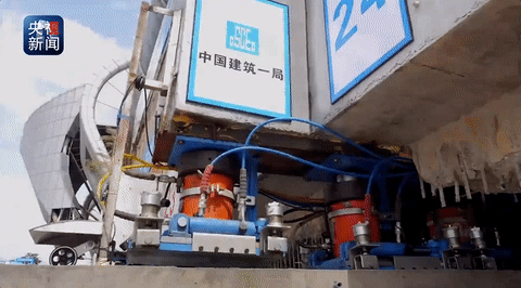 Watch out for Chinese people moving the 30,000-ton bus stop to make way for the new train Picture 2