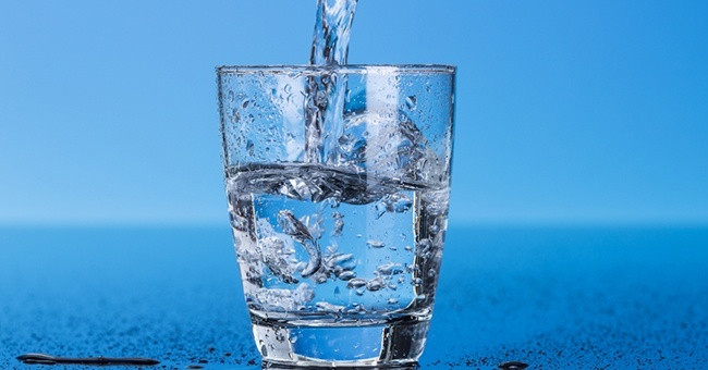 Water glasses that you drink every day can contain many harmful substances such as chlorine, pesticides, arsenic ... Picture 1