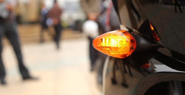 What color is the turn signal light? It's easy to think but 90% of people answer wrong Picture 1