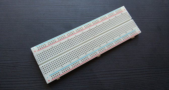 What is a breadboard and how does it work? Picture 1