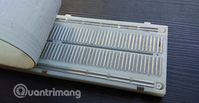 What is a breadboard and how does it work? Picture 2