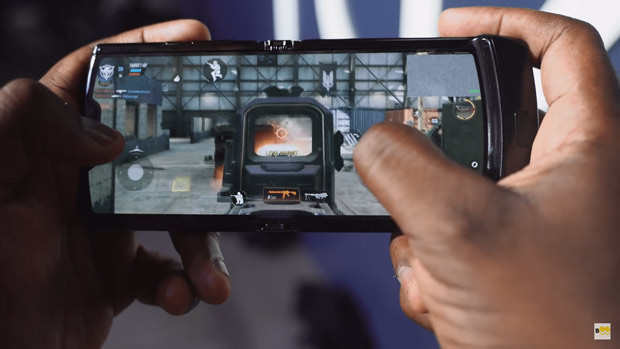 What is the gaming experience on the folding screen smartphone Motorola Razr 2019? Picture 1